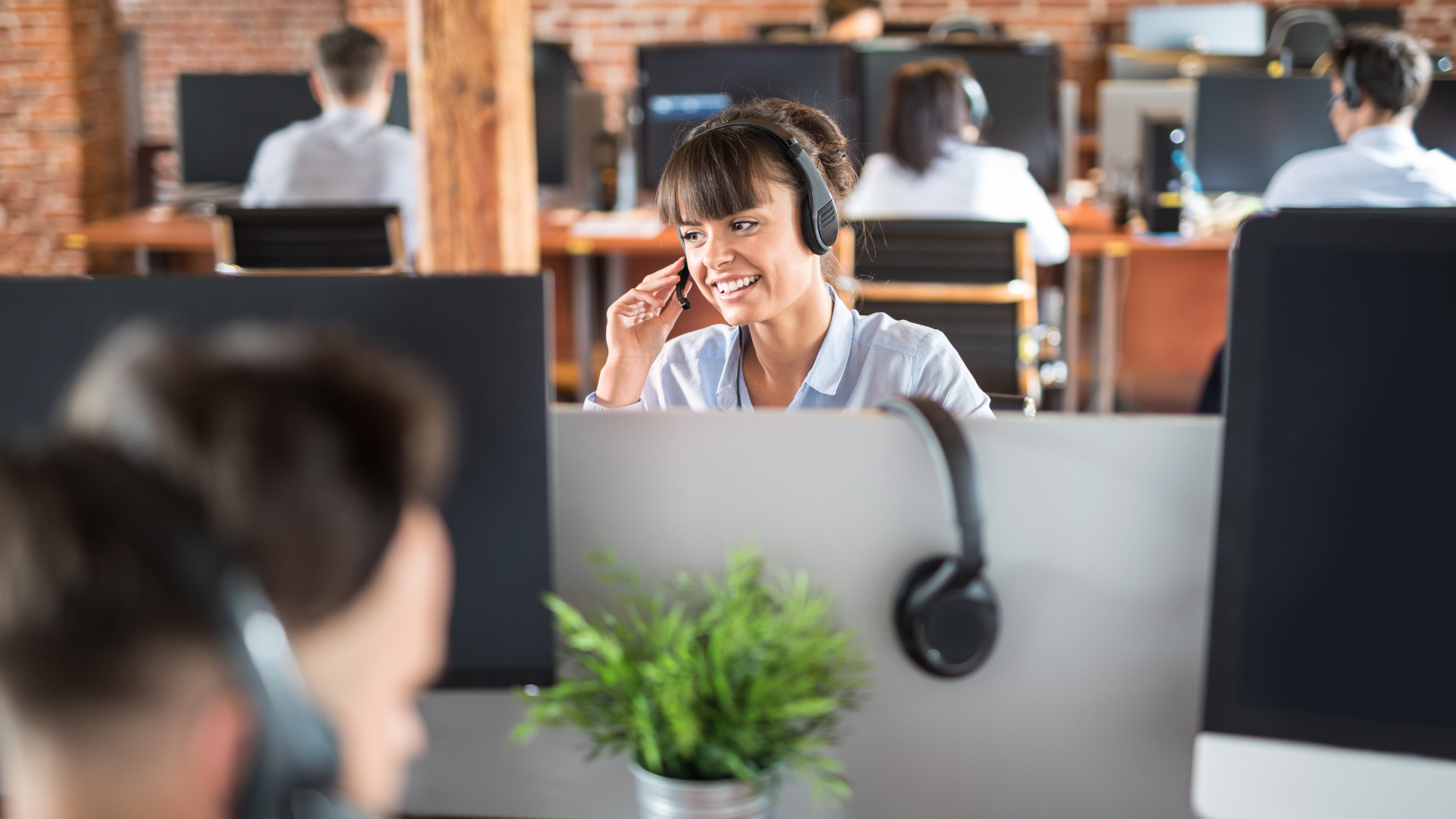 Woman working at a helpdesk. 